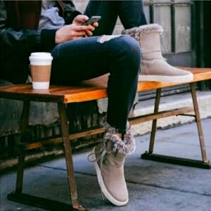 TOMS 7.5 Olive Green Suede Faux Fur Boots Adjustable Laces Collar Sneaker Womens